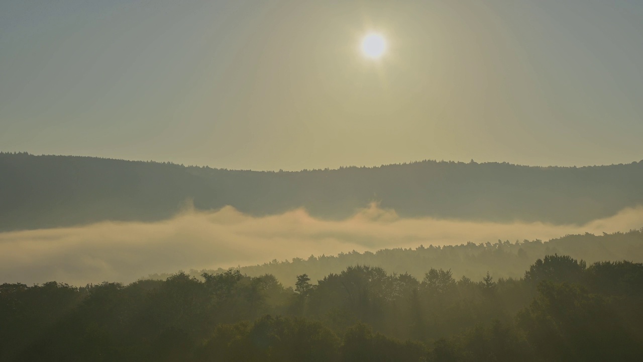 秋日清晨的风景，格罗舒巴赫，米尔滕贝格，斯皮萨特，弗兰科尼亚，巴伐利亚，德国视频素材