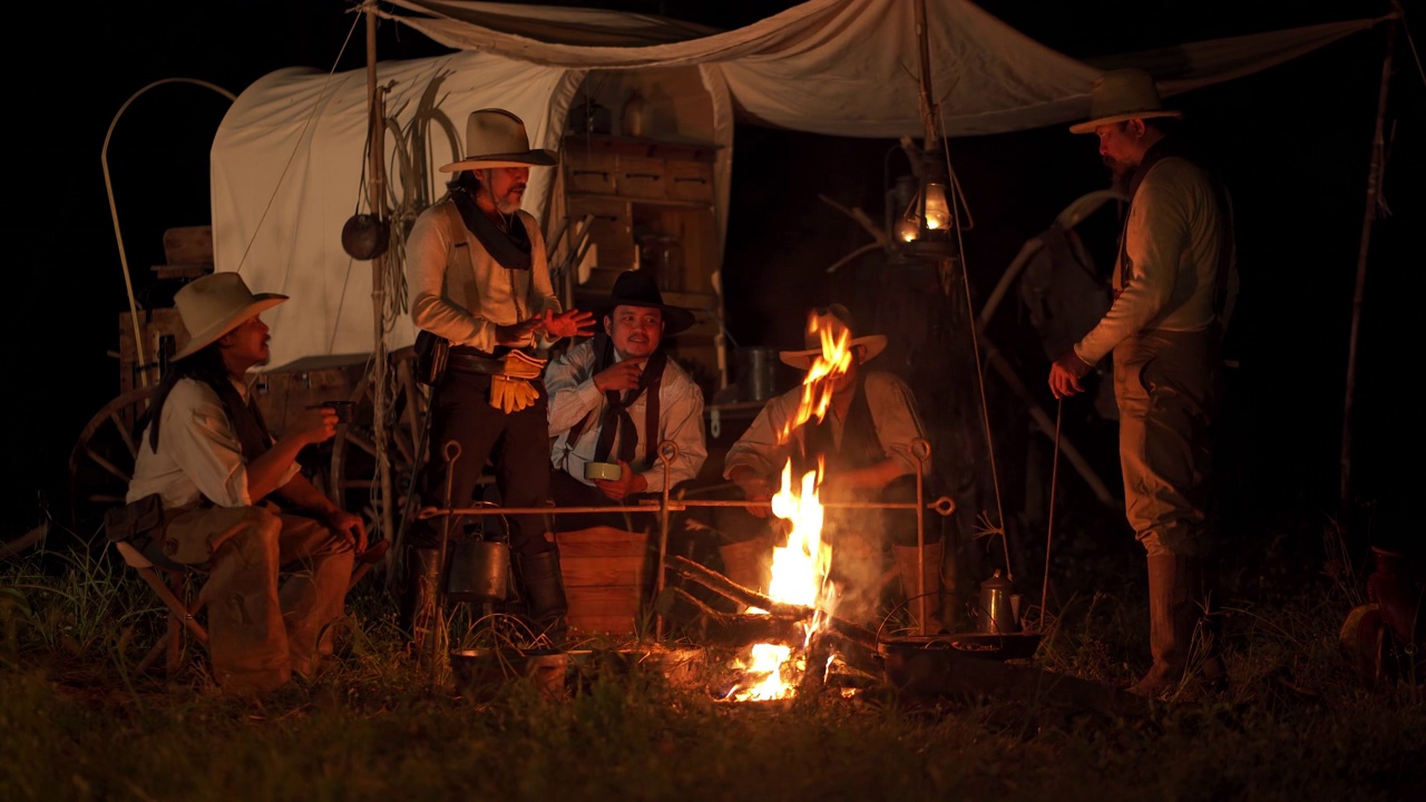 牛仔们围在篝火旁视频素材