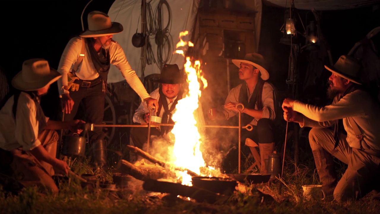 4K牛仔围坐在篝火旁视频素材