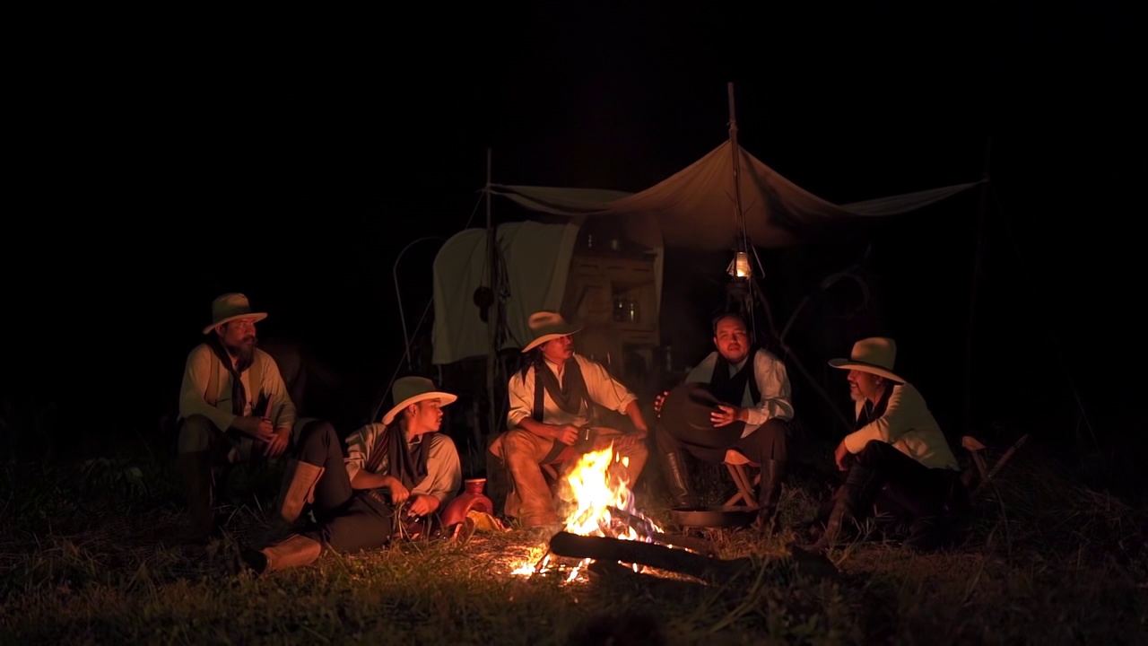 牛仔们围在篝火旁视频素材