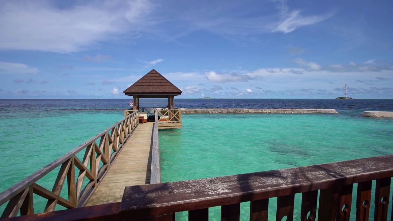 马尔代夫岛的热带海滩小屋视频素材