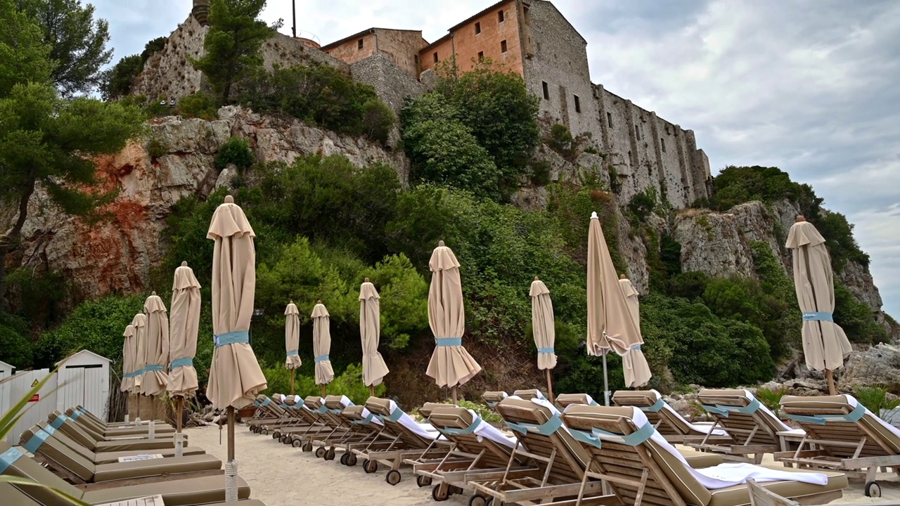 俯瞰地中海沿岸的圣玛格丽特岛，海滩，岩石上的城堡，郁郁葱葱的法国视频素材