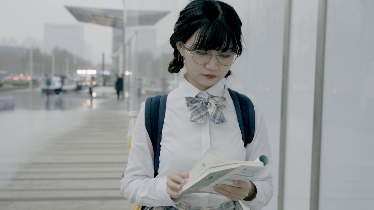 日本女大学生边走边看书视频下载