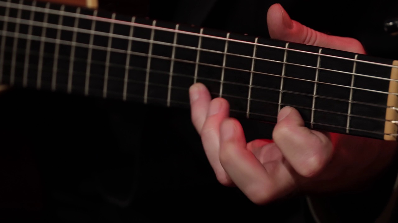 如何弹奏完美的和弦视频素材