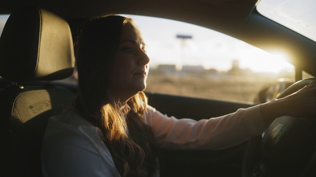 一个年轻的女人在开车视频素材