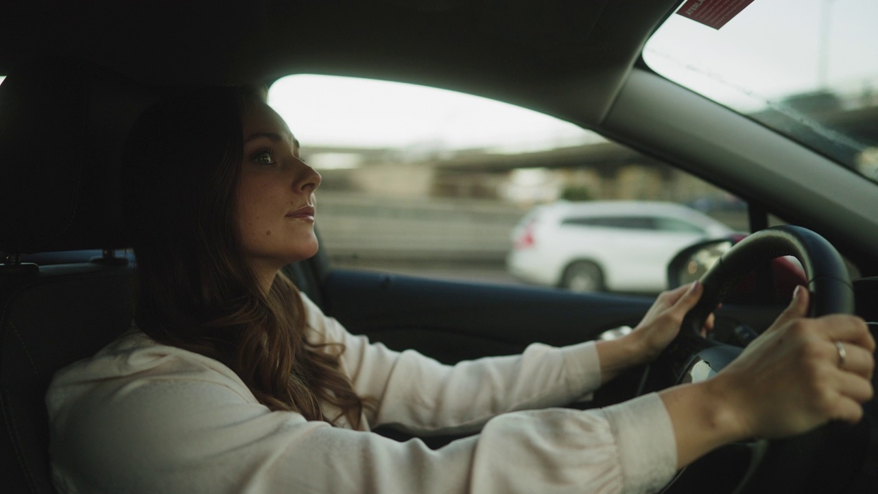 一个年轻的女人在开车视频素材
