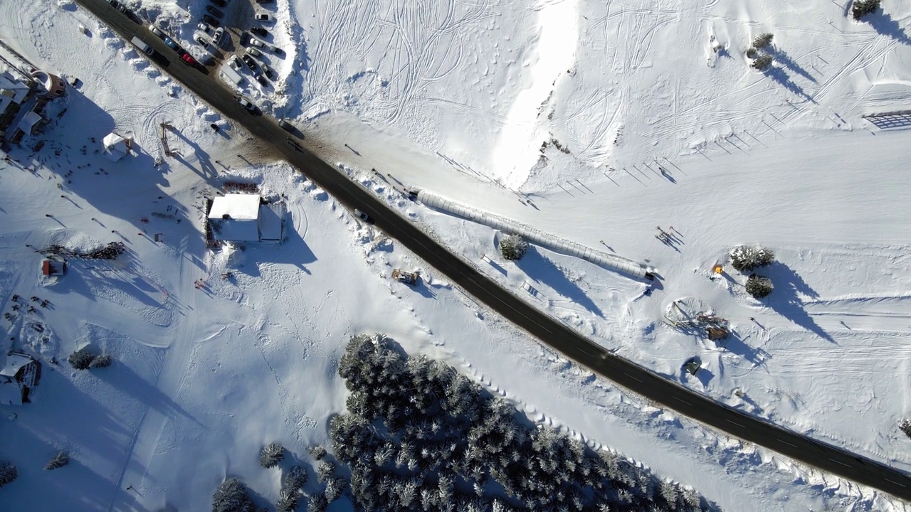 滑雪缆车的鸟瞰图，供交通工具滑雪者和滑雪板滑雪者在雪上滑雪。视频素材