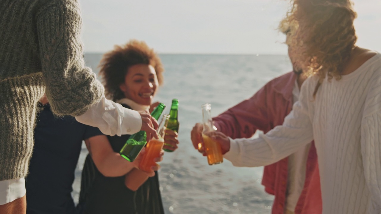 日落时分，一群朋友在船上喝着啤酒干杯视频素材