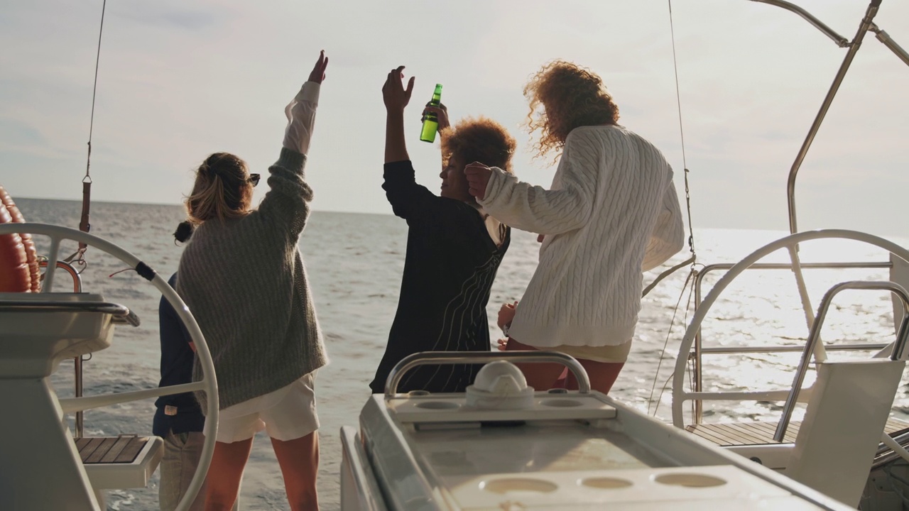 日落时分，年轻人在船上的甲板上举行聚会视频素材