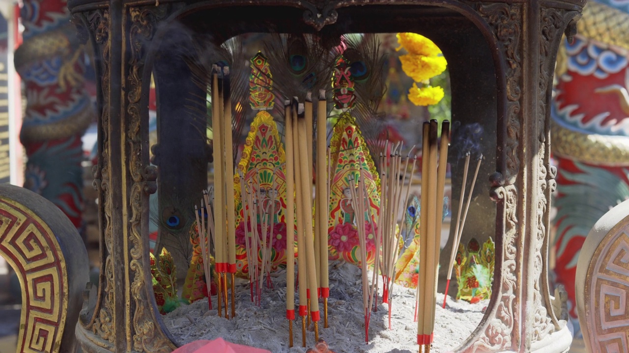 在中国寺庙的香碗里烧香。视频素材