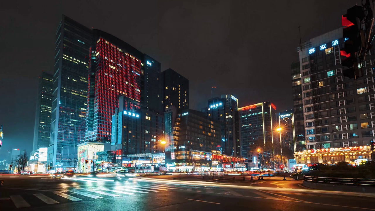 在成都市中心繁忙的十字路口，时间在夜晚流逝视频下载