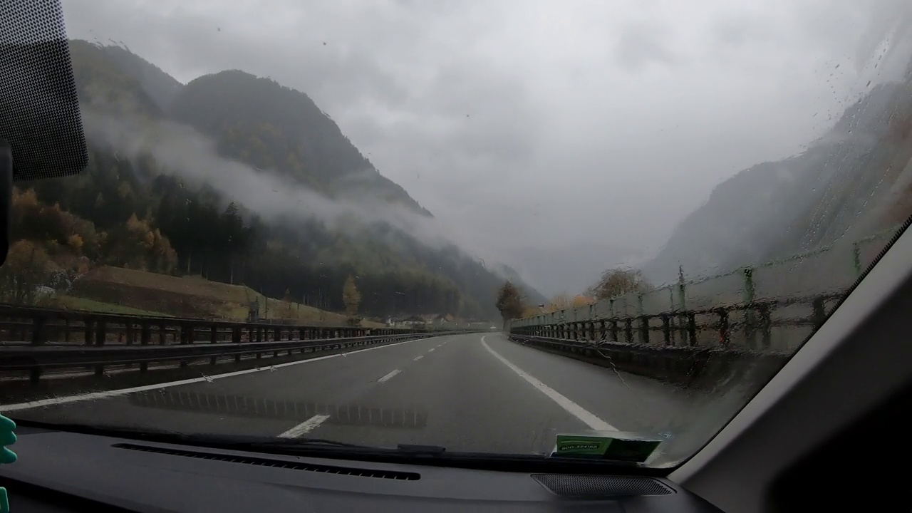 在欧洲恶劣的雨天气里驾驶汽车的视野视频素材