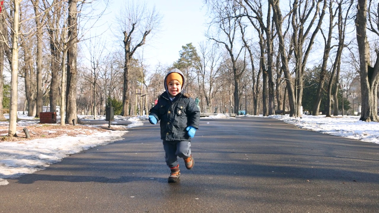 小男孩奔跑，慢动作视频素材