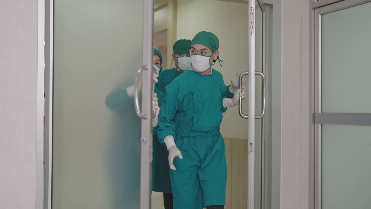 医院急诊医生队伍步行通过急诊室门视频下载