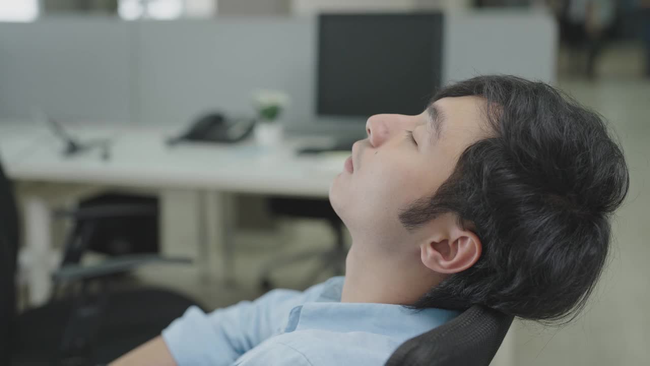 亚洲商人在工作场所睡觉。视频下载