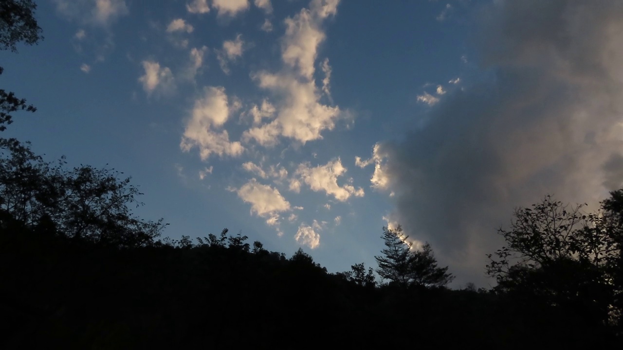 日落的天空和云的山视频素材