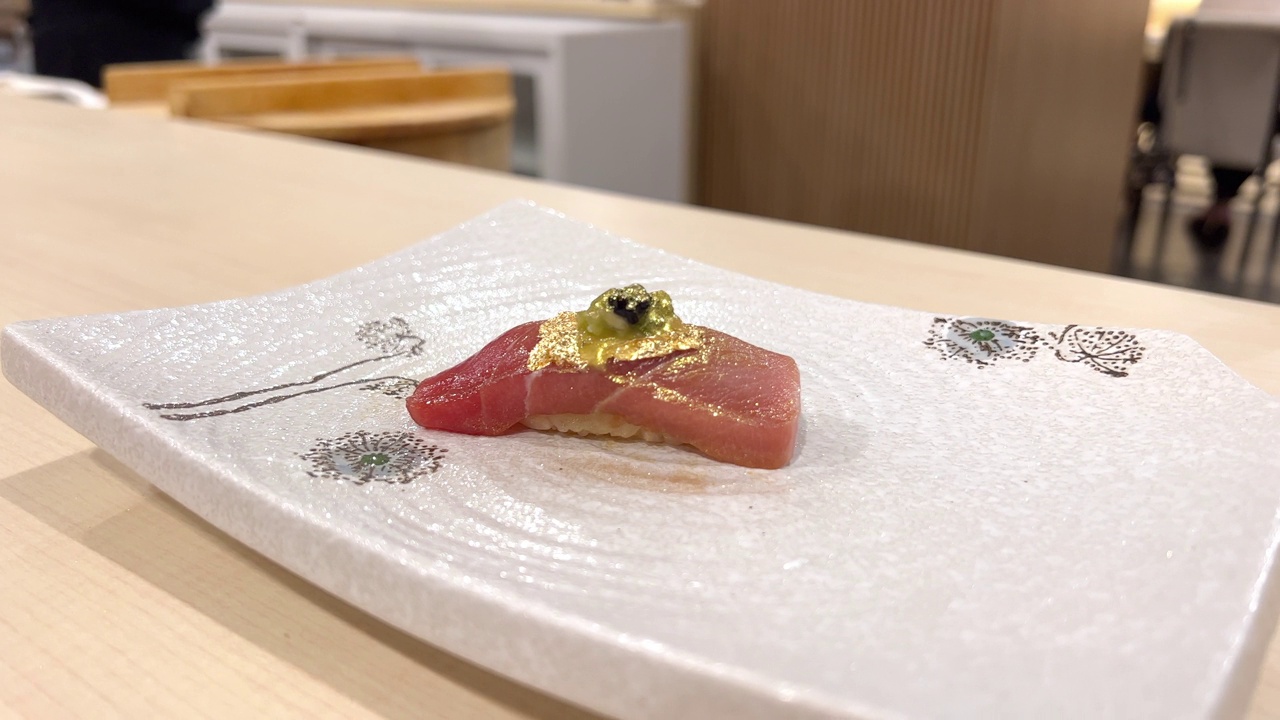 金鱼翅寿司，御室套寿司生鱼片，日本饮食文化，东京签名视频下载