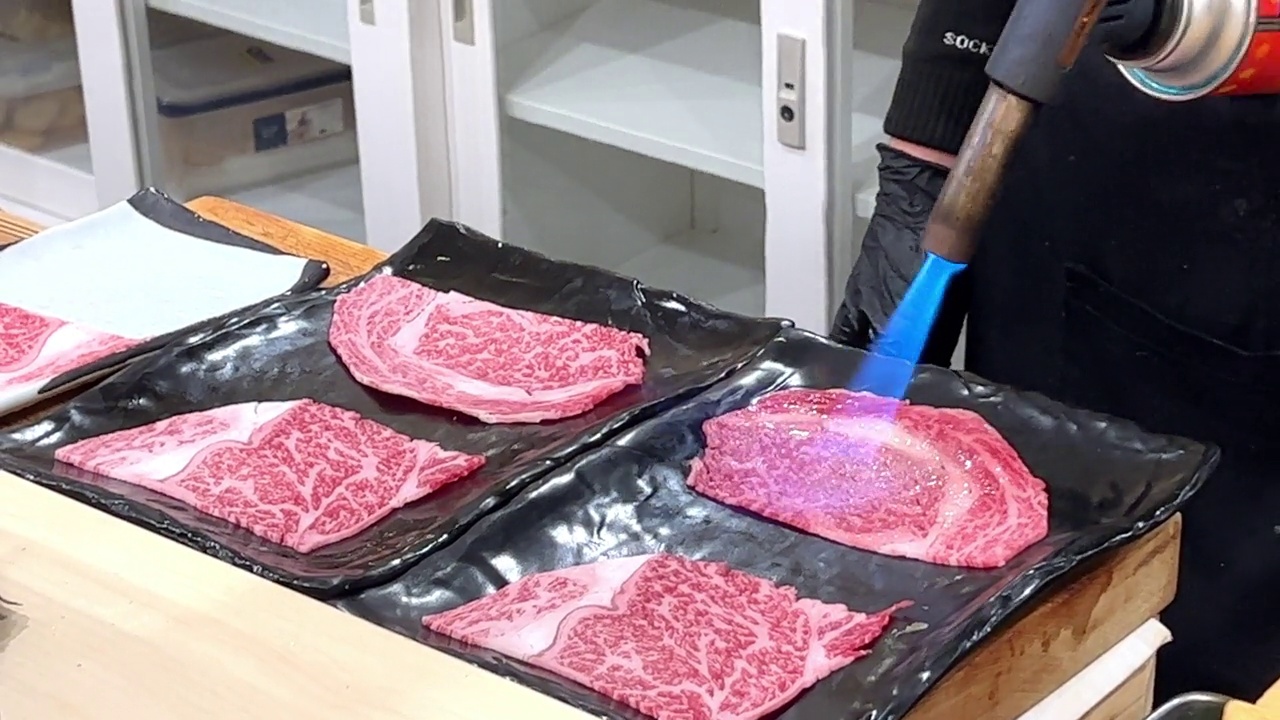烤牛肉，制作寿司生鱼片在御室集，日本饮食文化，东京签名视频素材