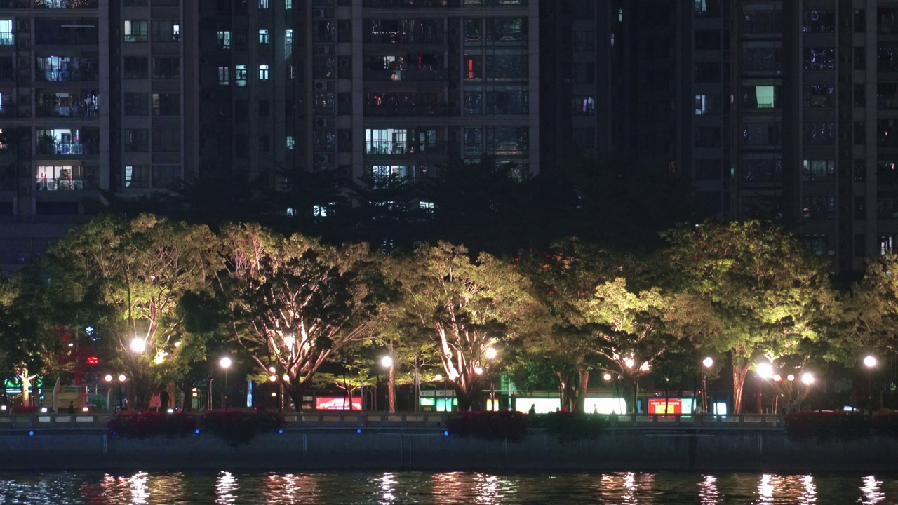 城市天际线对着河流的夜景视频素材