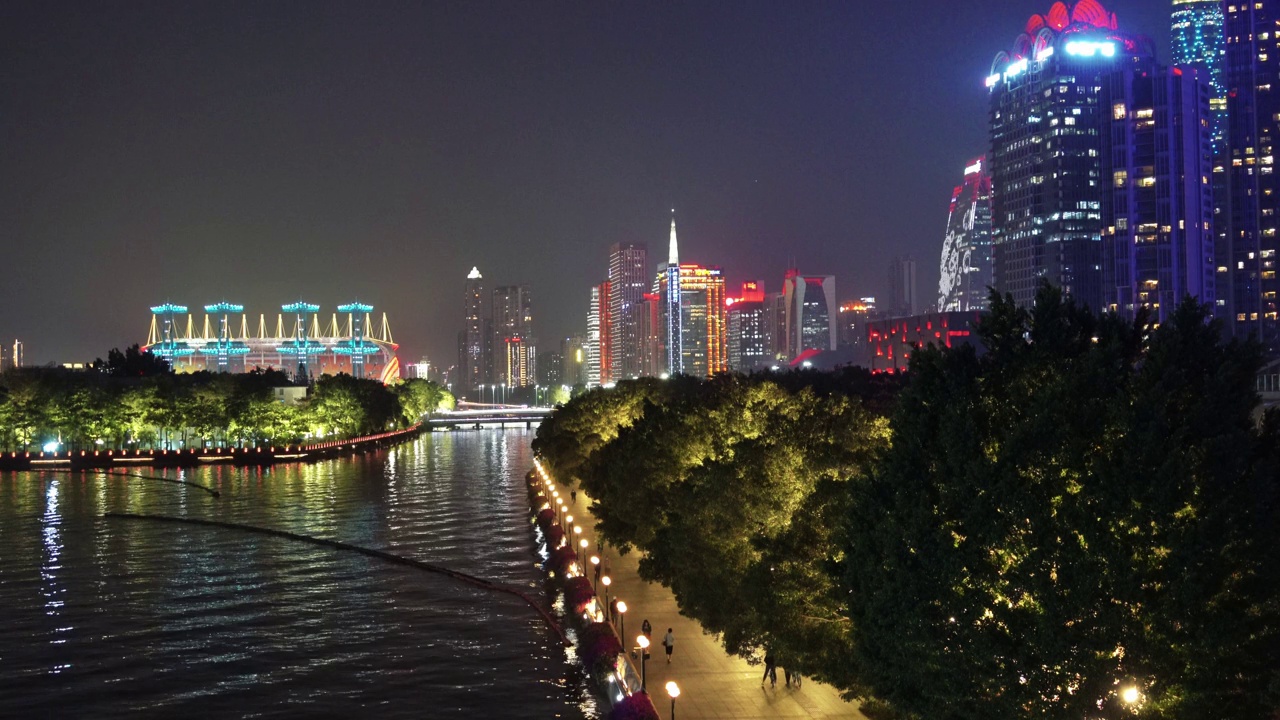 城市天际线对着河流的夜景视频下载