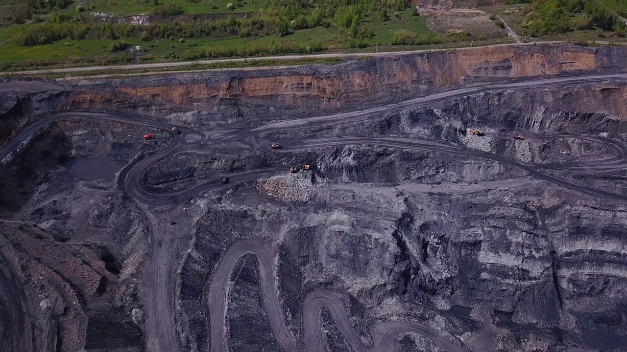无人机在露天煤矿上空飞行采煤，总体规划。煤矿采区、露天矿、采石场鸟瞰图。视频素材