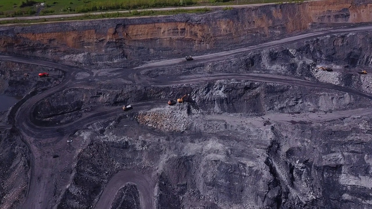 无人机在露天煤矿上空飞行采煤，总体规划。煤矿采区、露天矿、采石场鸟瞰图。视频素材