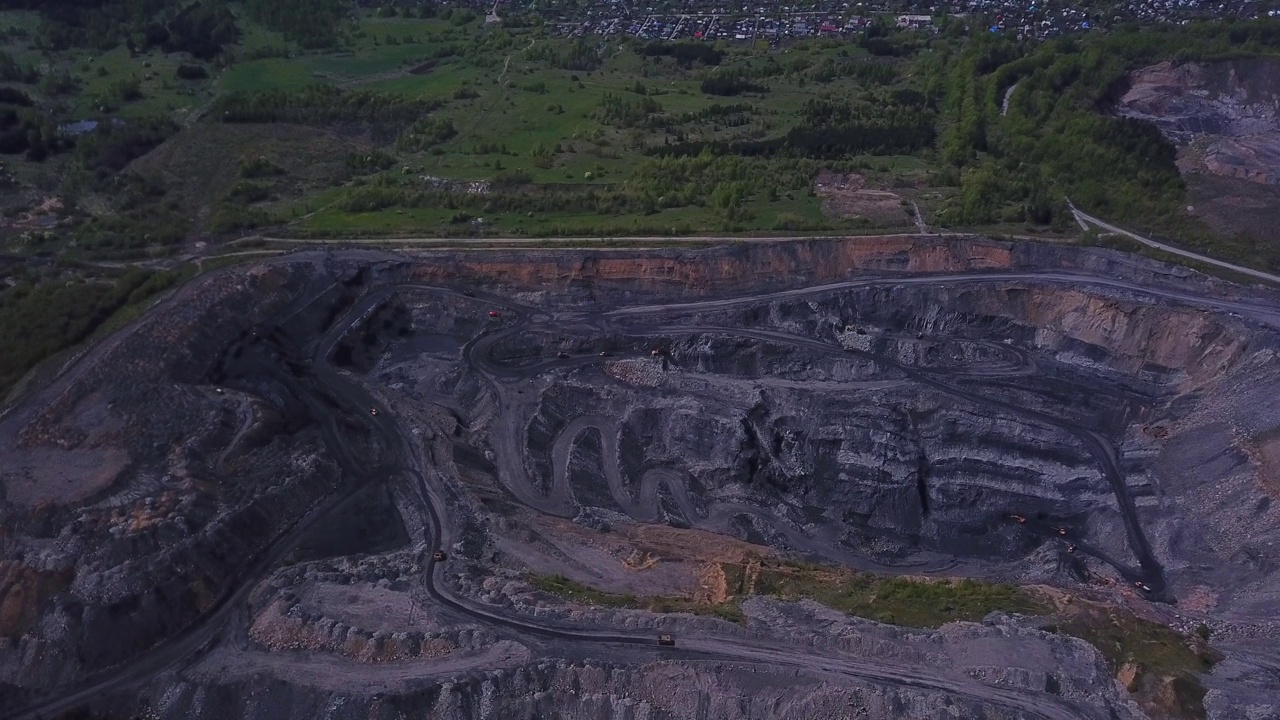 煤矿采区、露天矿、采石场鸟瞰图。无人机在露天煤矿上空飞行采煤，总体规划。视频素材