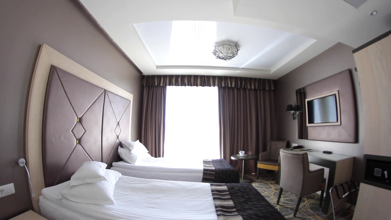 酒店客房有两张床和现代装饰视频下载