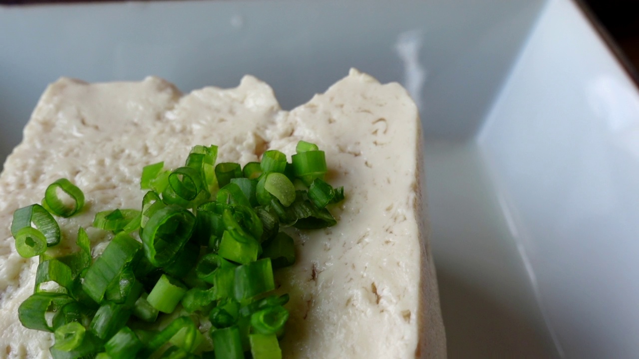 日式健康食品，配以葱和酱油食用视频下载