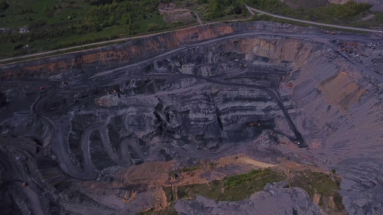 煤矿采区、露天矿、采石场鸟瞰图。无人机在露天煤矿上空飞行采煤，总体规划。视频素材