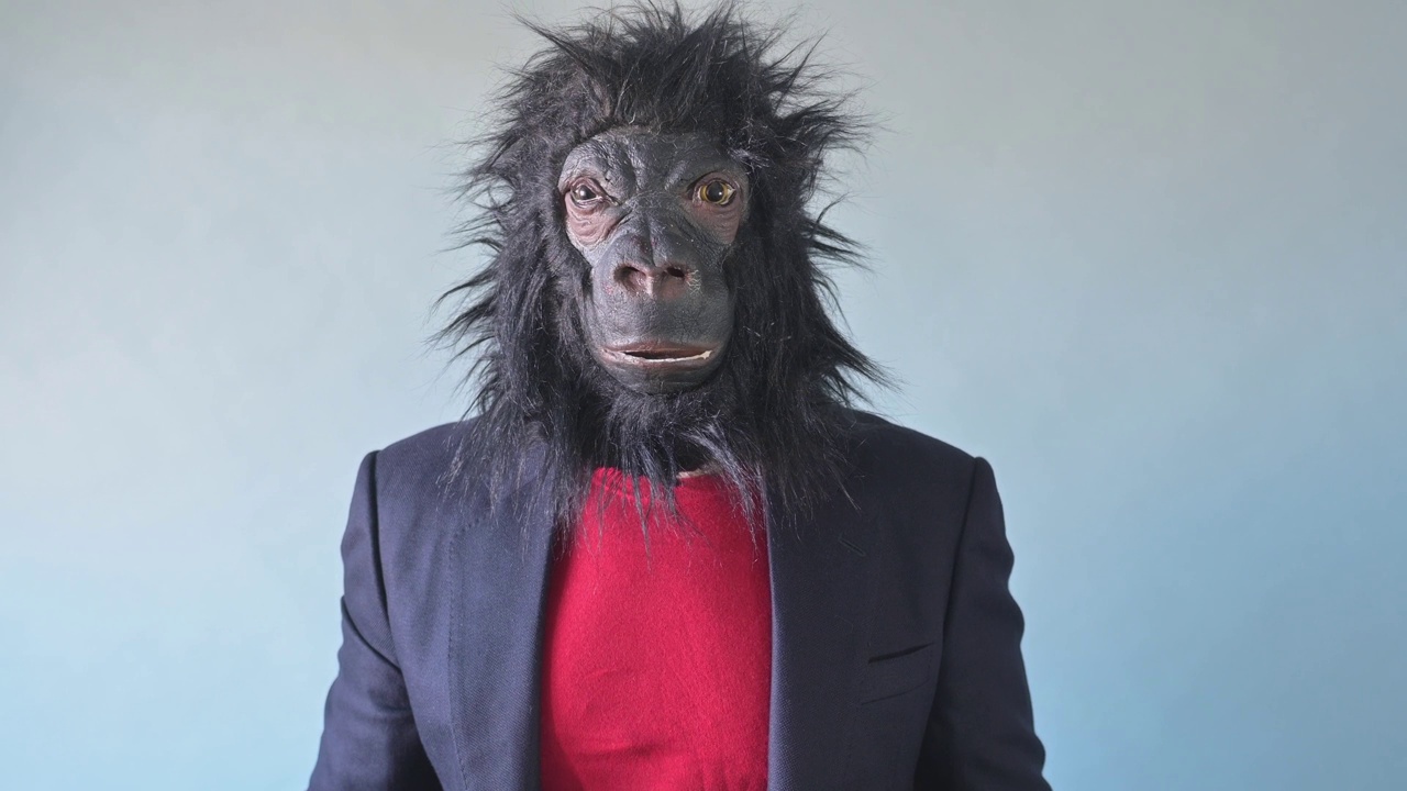 一个戴着大猩猩面具的男人，他的招牌上写着sos视频下载