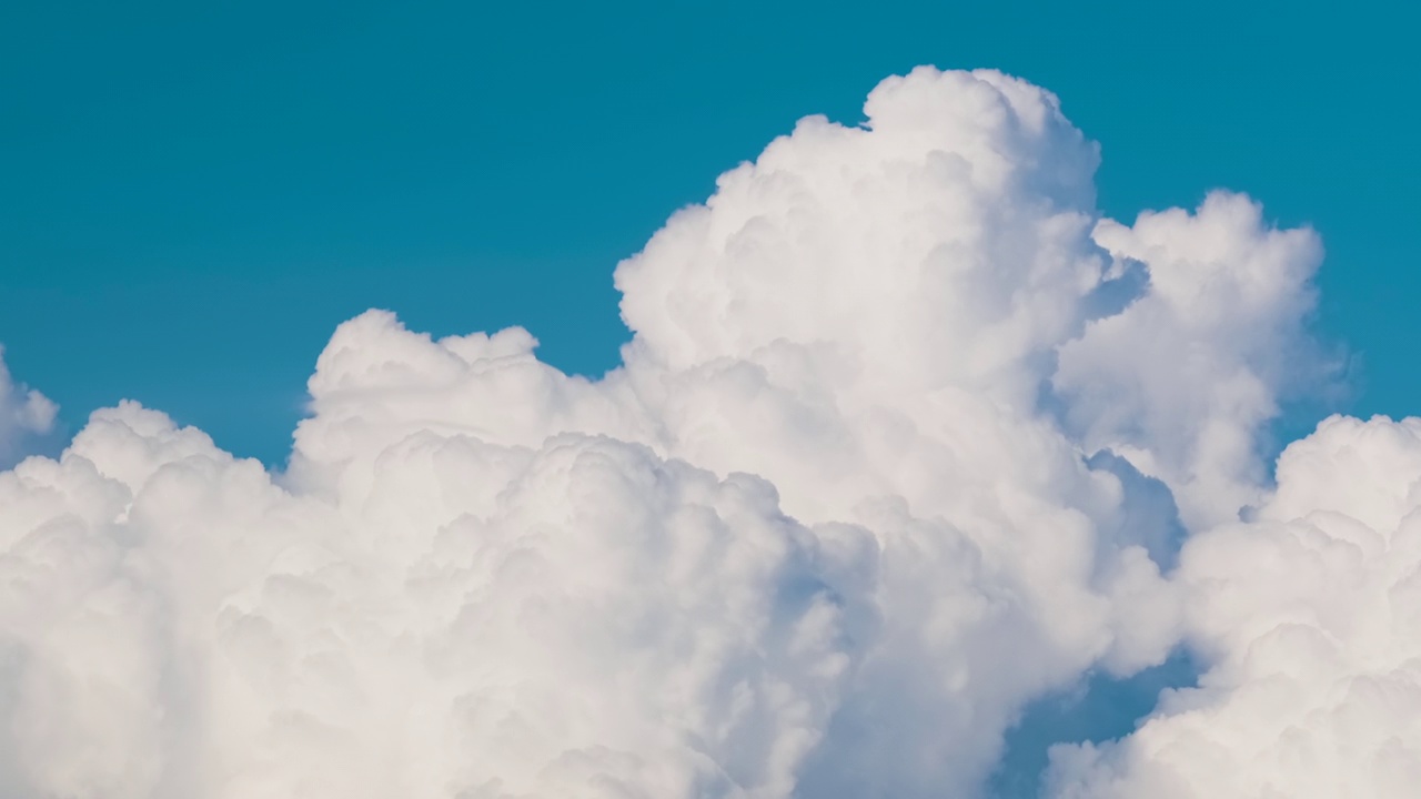 白色蓬松的积云在夏天的蓝天上逐渐形成。移动和变化的云景天气视频素材