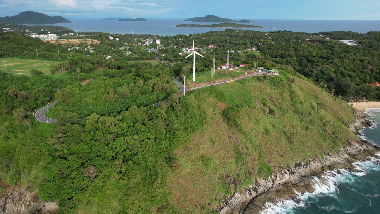 无人机飞行通过风力涡轮机与美丽的风景蓬贴海角，普吉岛，泰国视频素材