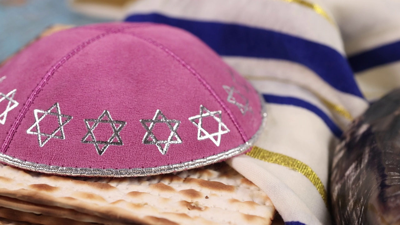 逾越节在传统的犹太逾越节的犹太庆祝与洁食的无酵饼视频下载
