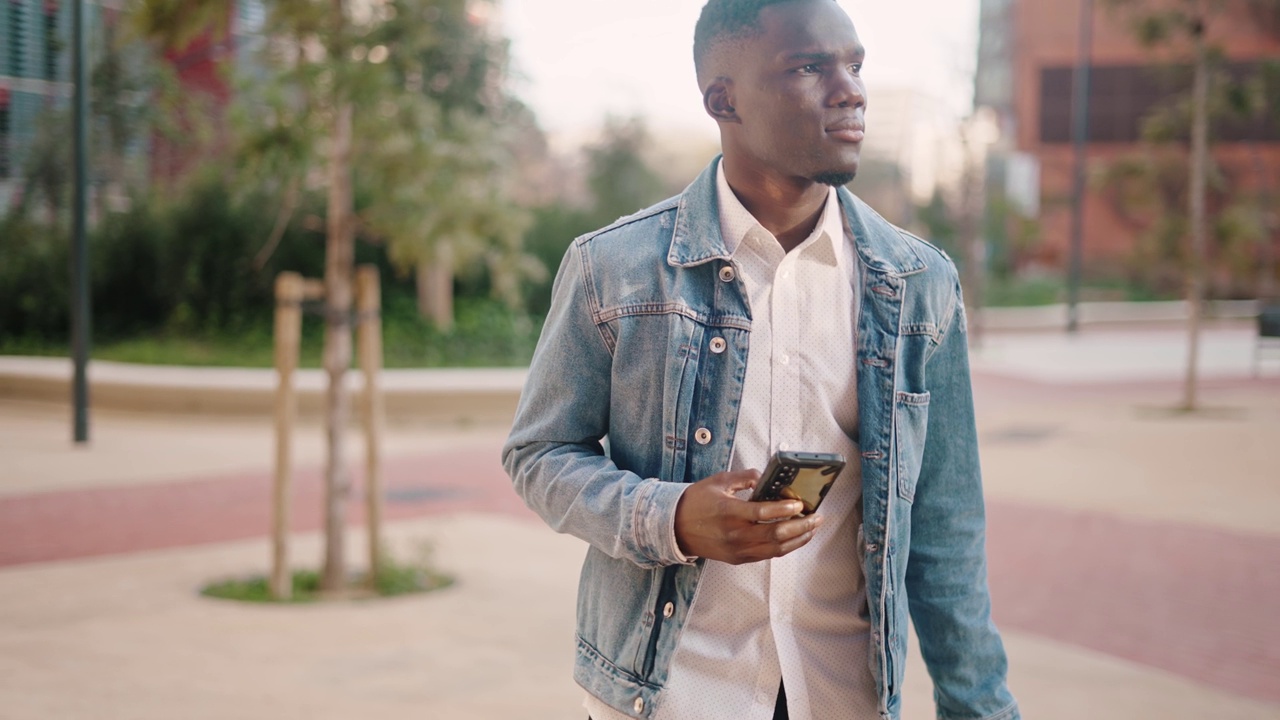 黑人游客在城里浏览智能手机视频素材
