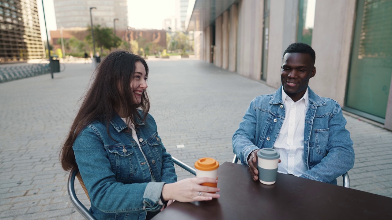 快乐的多民族夫妇在城里喝咖啡视频下载