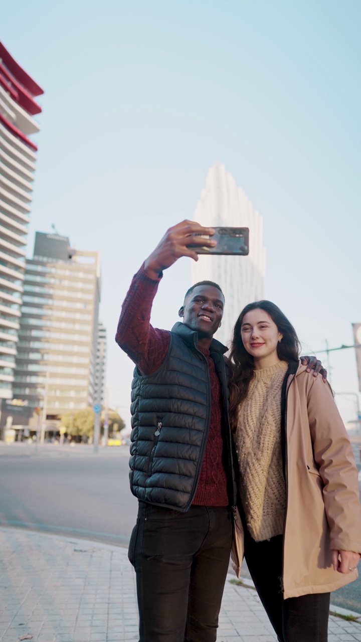 一对来自不同种族的夫妇在城市里自拍视频下载