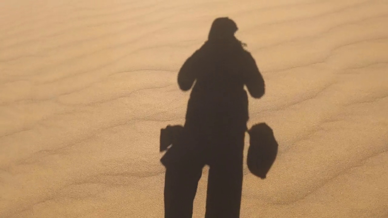 加那利岛沙漠中的影子轮廓视频下载