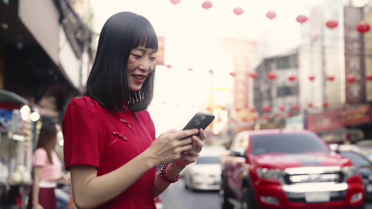 中国游客使用智能手机帮助旅游。视频下载