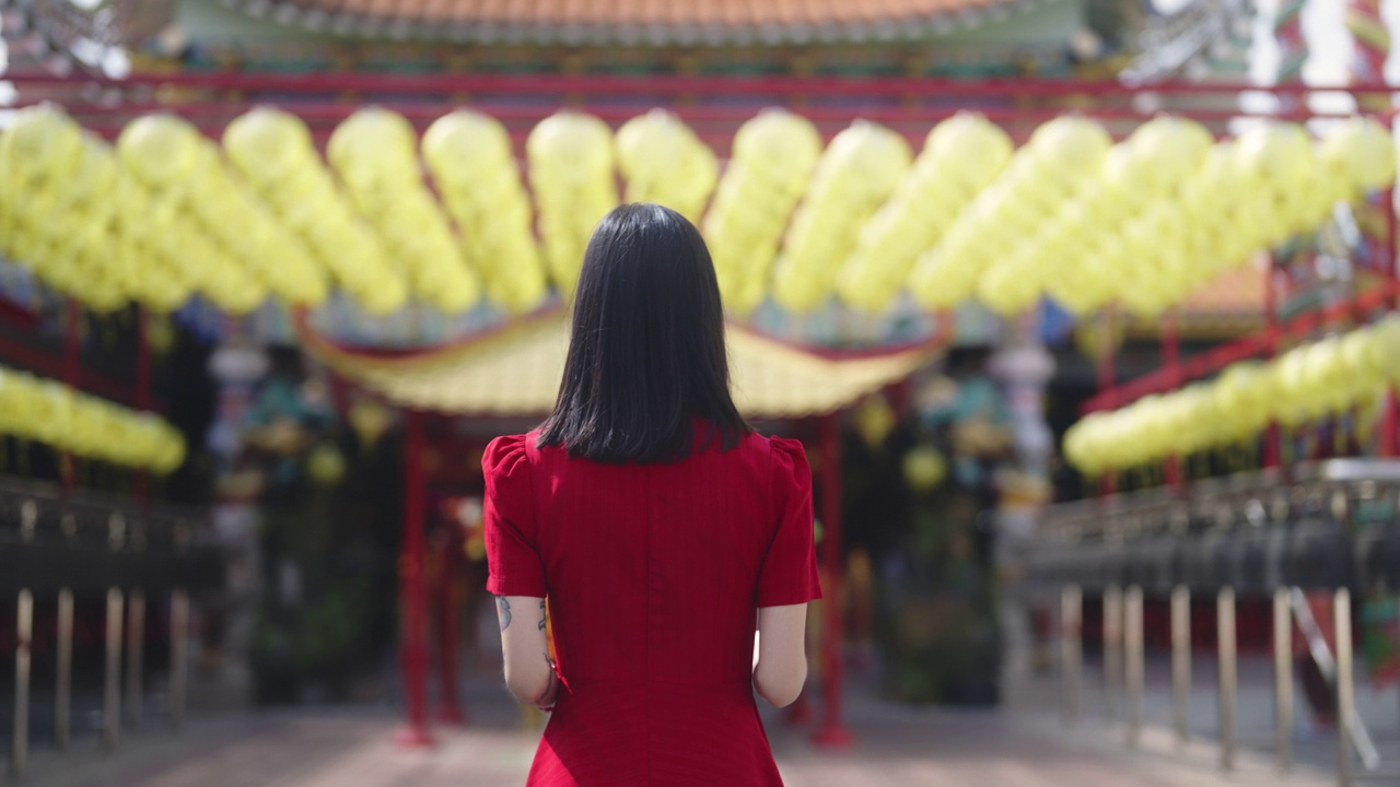 在中国的新年里，妇女向神灵献上祭品。视频下载