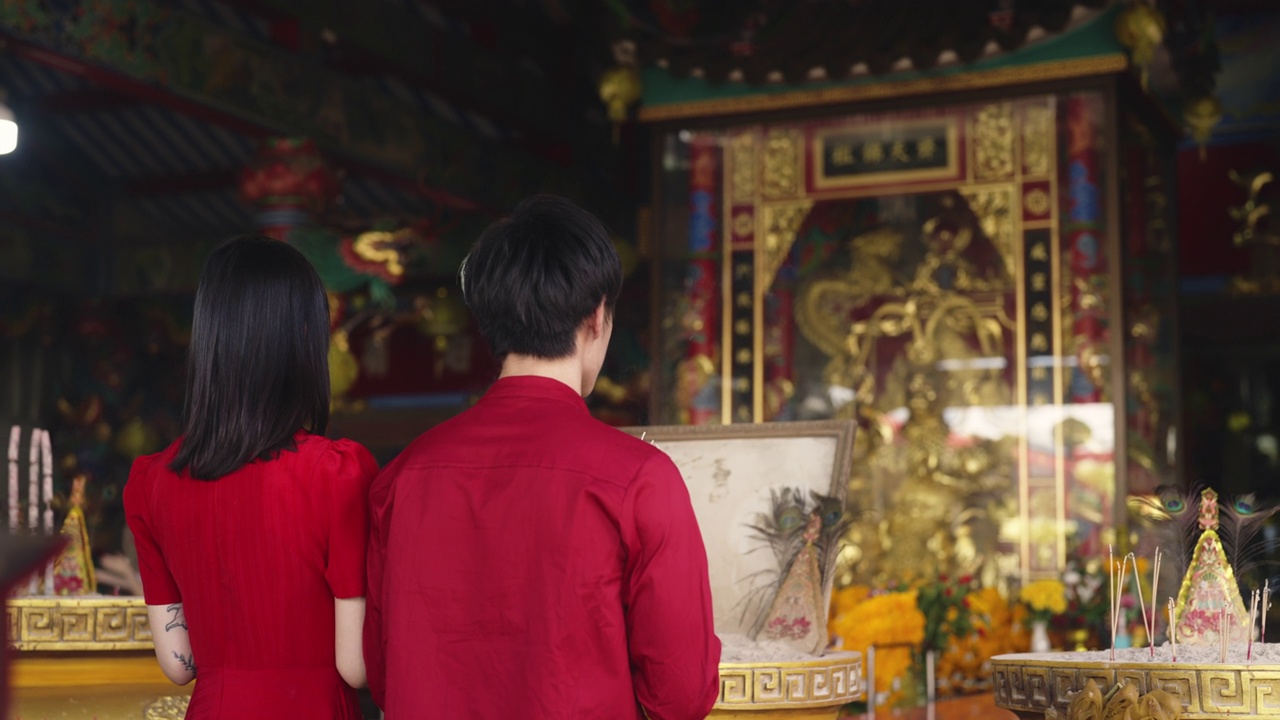 夫妇在春节期间祭祀中国的神。视频下载