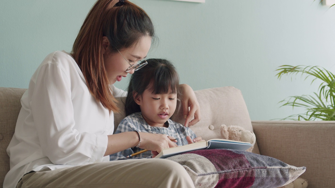 亚洲与女儿做作业与母亲在家里的帮助视频下载