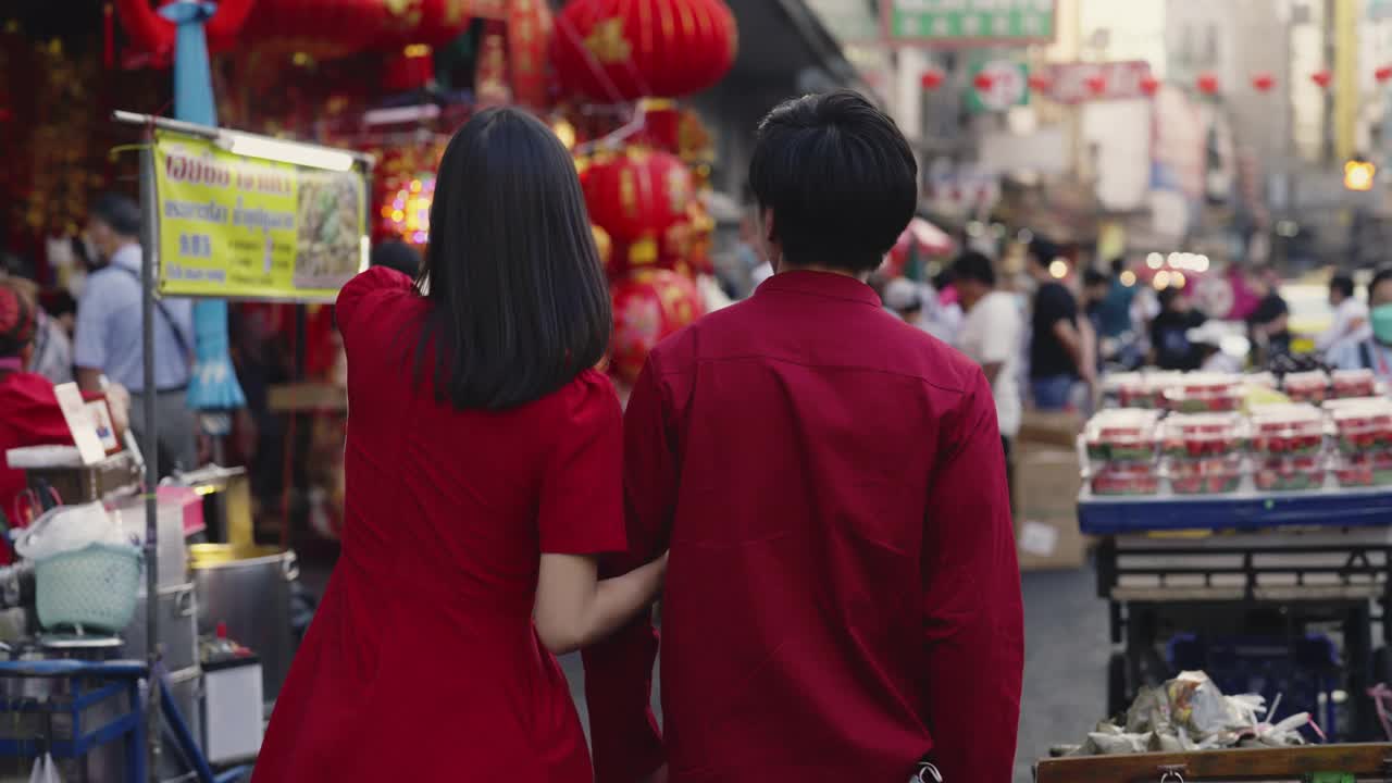 中国夫妇在春节购物。视频素材