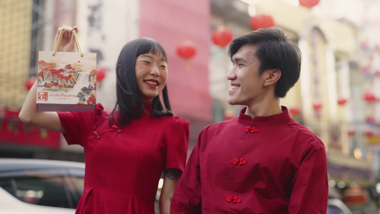 一对游客在唐人街享受春节。视频素材