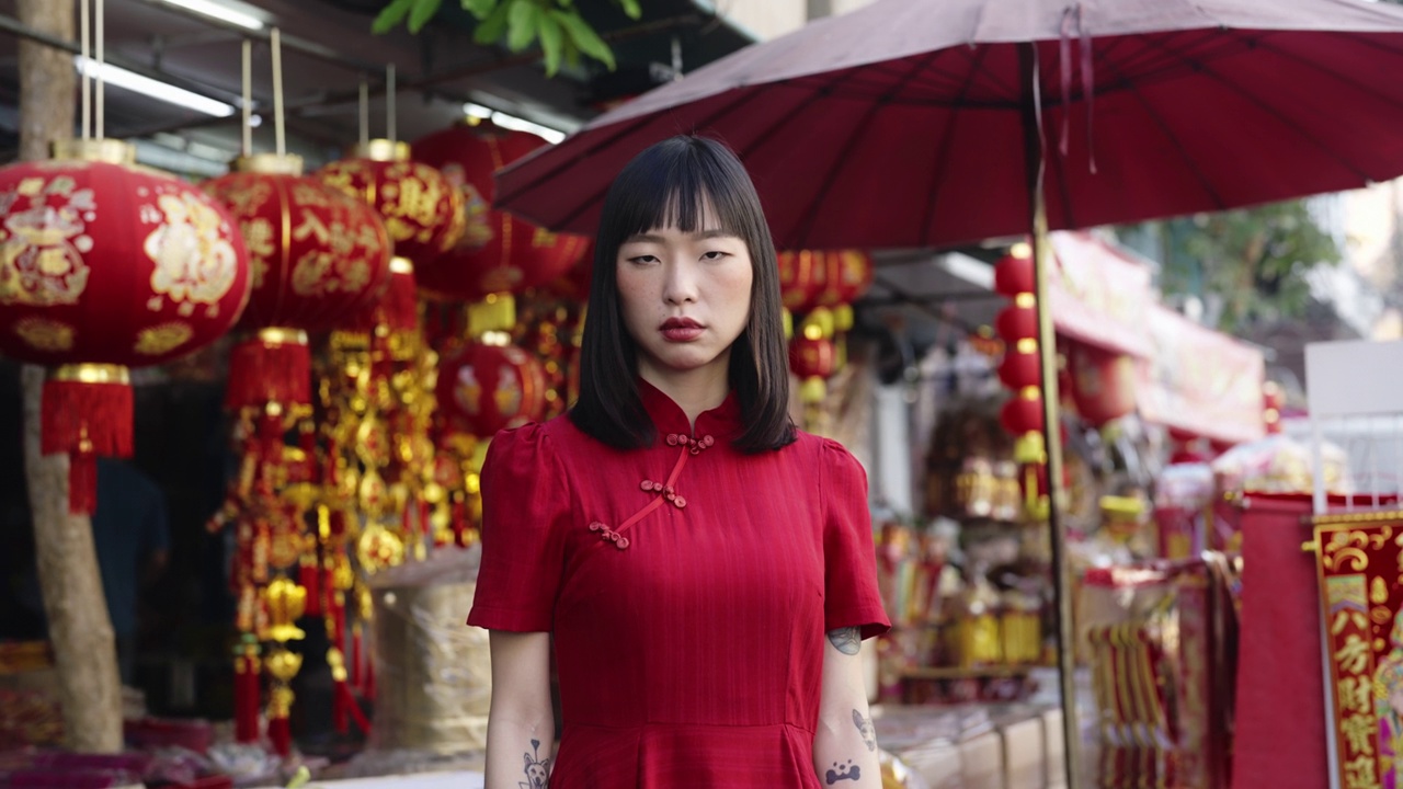 中国妇女在春节购物。视频下载
