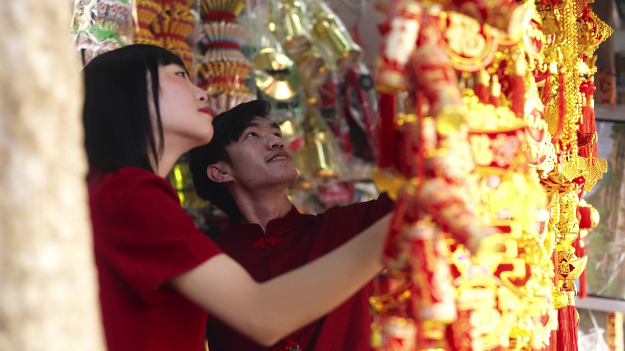 中国夫妇在春节购物。视频下载