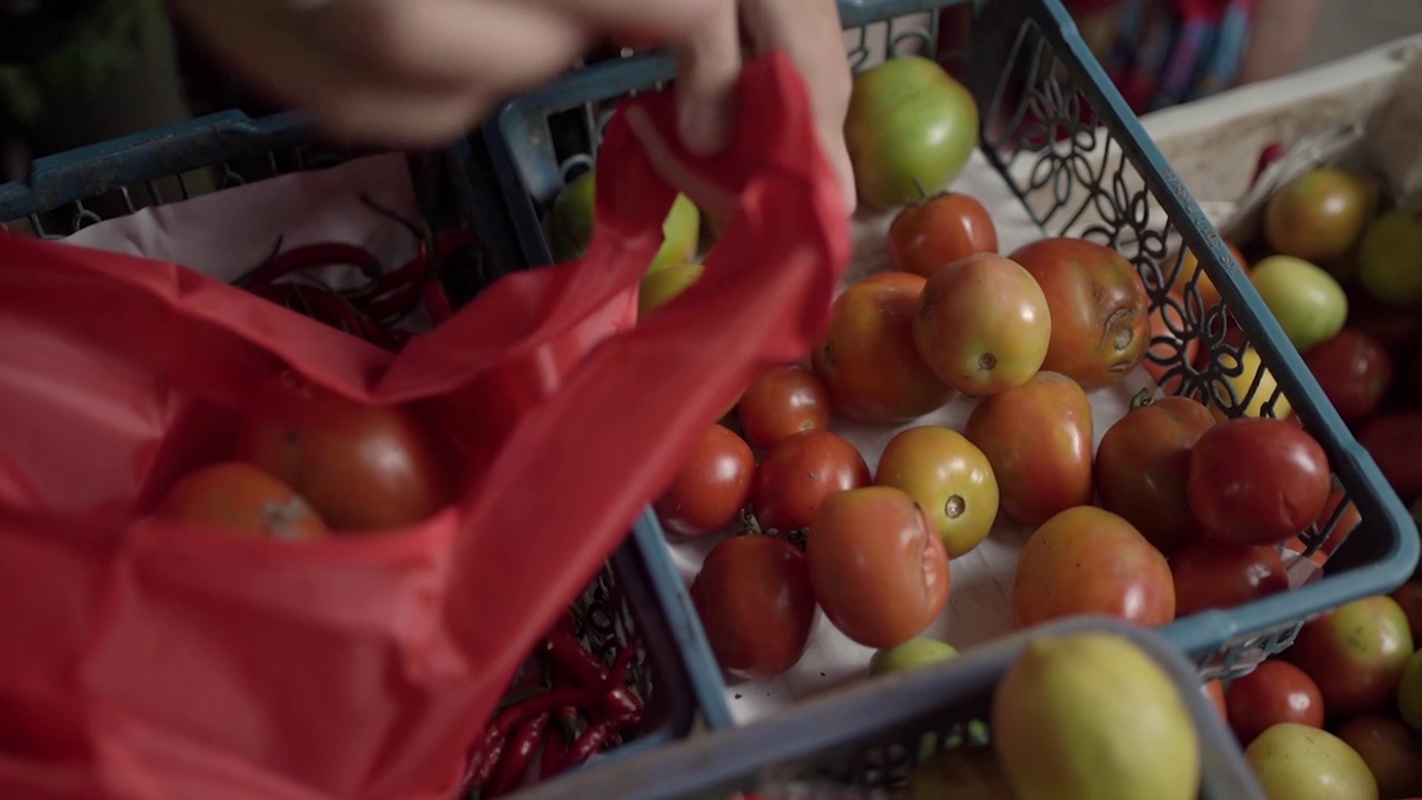 水果蔬菜市场的一个女人视频素材
