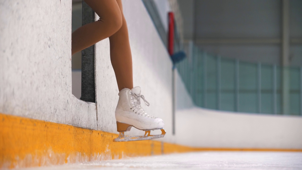 一个女孩花样滑冰走在公共溜冰场上视频下载
