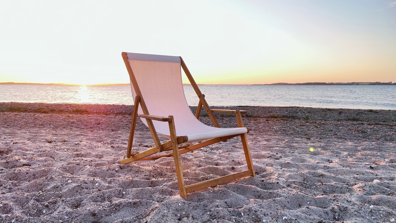 日落时分海滩上的躺椅视频下载