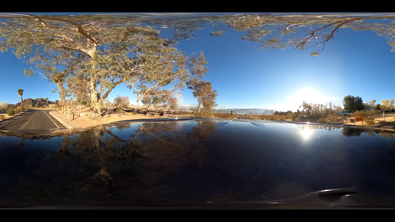驾车离开湖泊，走上孤立的沙漠道路(等效矩形360 VR)视频下载